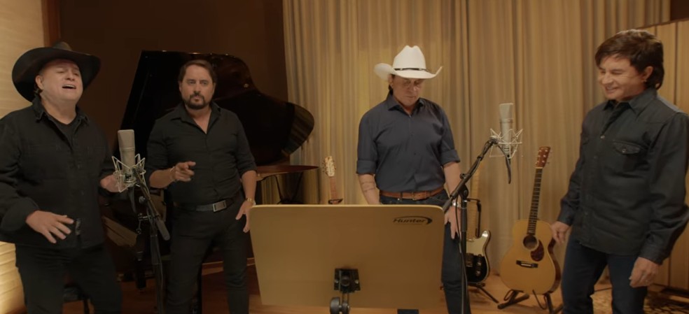 Maurício e Mauri ao lado de Chitãozinho e Xororó no clipe oficial de "Paixão ou Loucura" — Foto: Divulgação