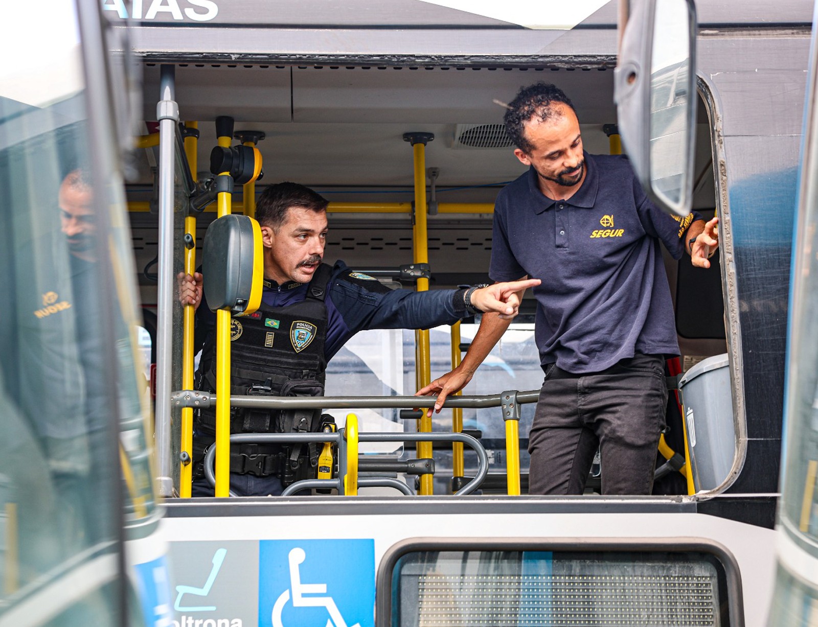 Ônibus do transporte público de São Sebastião são vistoriados após morte de passageira que caiu de veículo em movimento