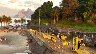 'Academia dos Flintstones' com o Morro Dois Irmãos e a Pedra da Gávea ao fundo — Foto: Josué Luz/ TV Globo