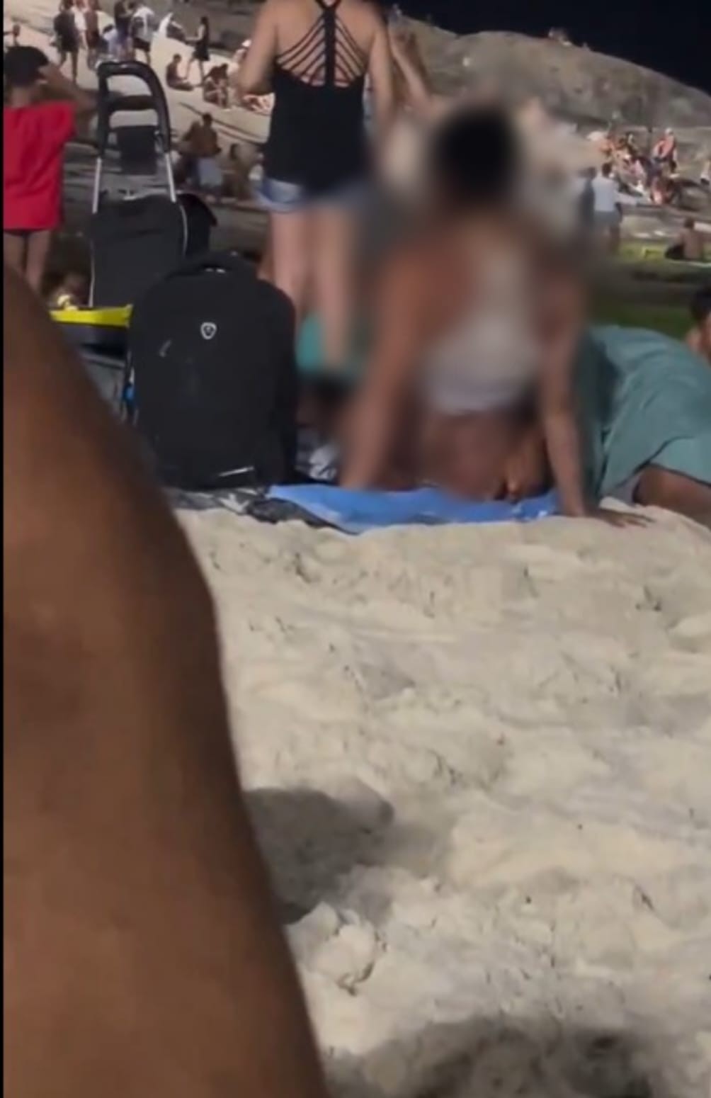 Casal é abordado pela PM após suspeita de ato sexual em praia cheia no Arpoador