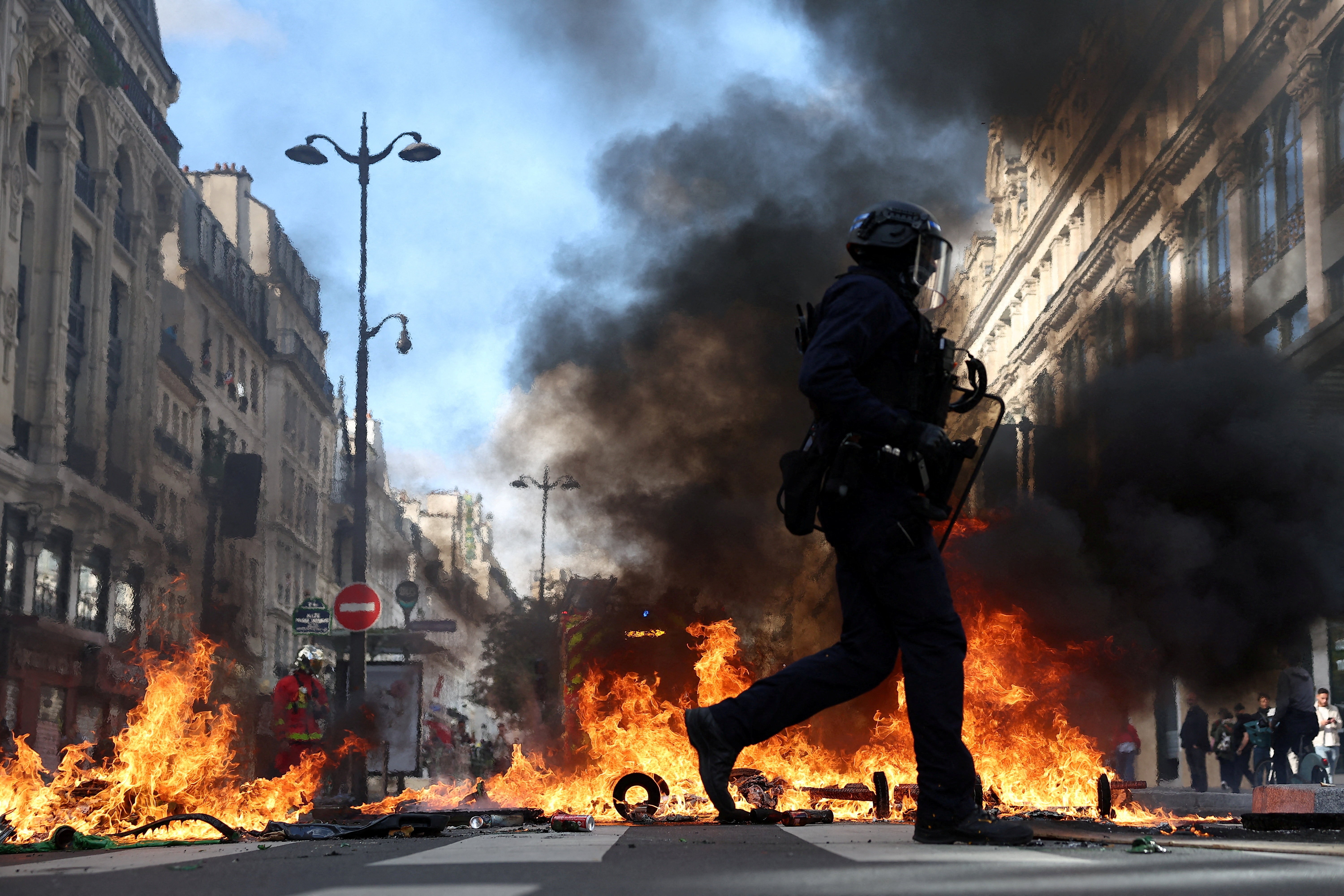 Polícia usa gás e entra em confronto com manifestantes na França