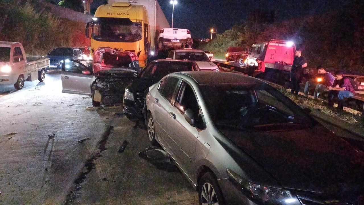 Acidente entre carreta e cinco carros deixa uma pessoa morta na BR-153