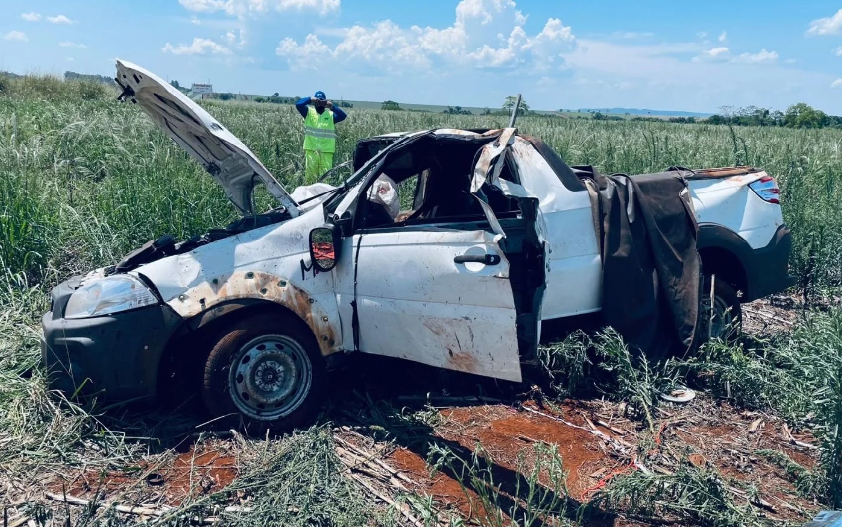 Mãe e filho morrem após caminhonete capotar na BR-153