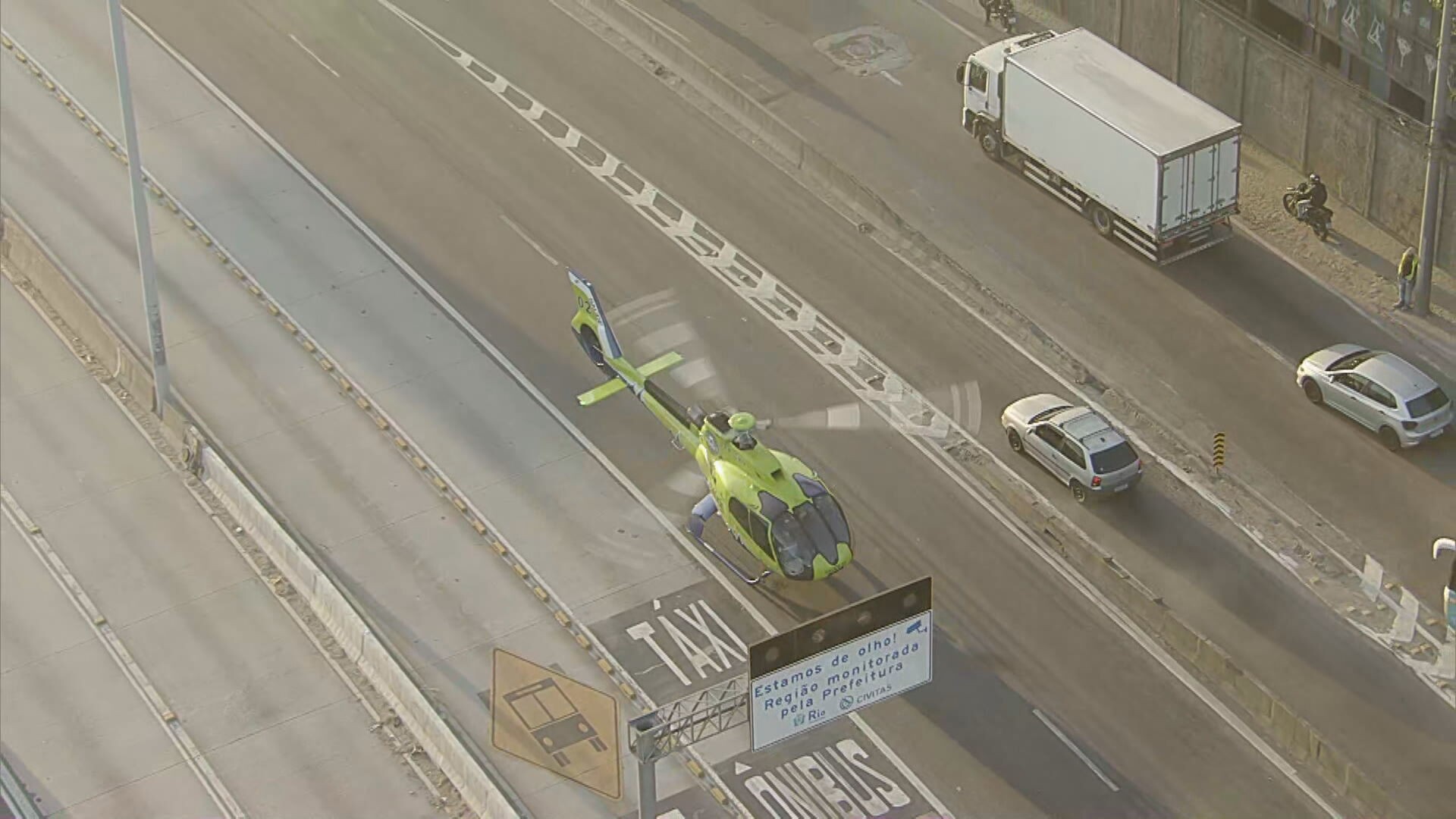 Helicóptero faz pouso de emergência na Avenida Brasil para levar órgãos para hospital da Zona Sul do Rio