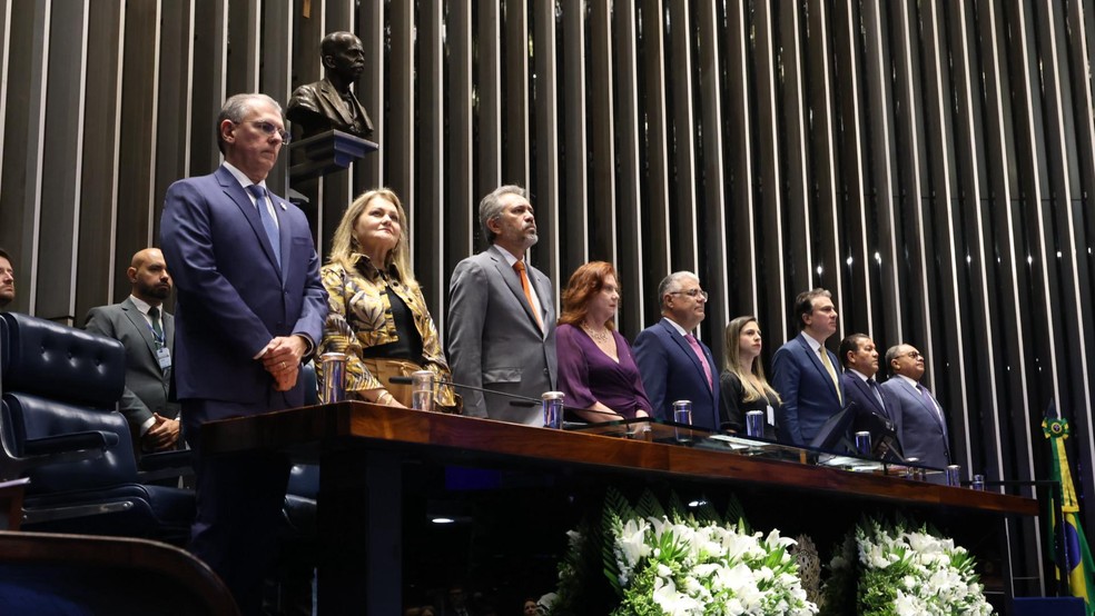 Autoridades marcaram presença em sessão solene que homenageou centenário do nascimento de Edson Queiroz — Foto: Neto Souza
