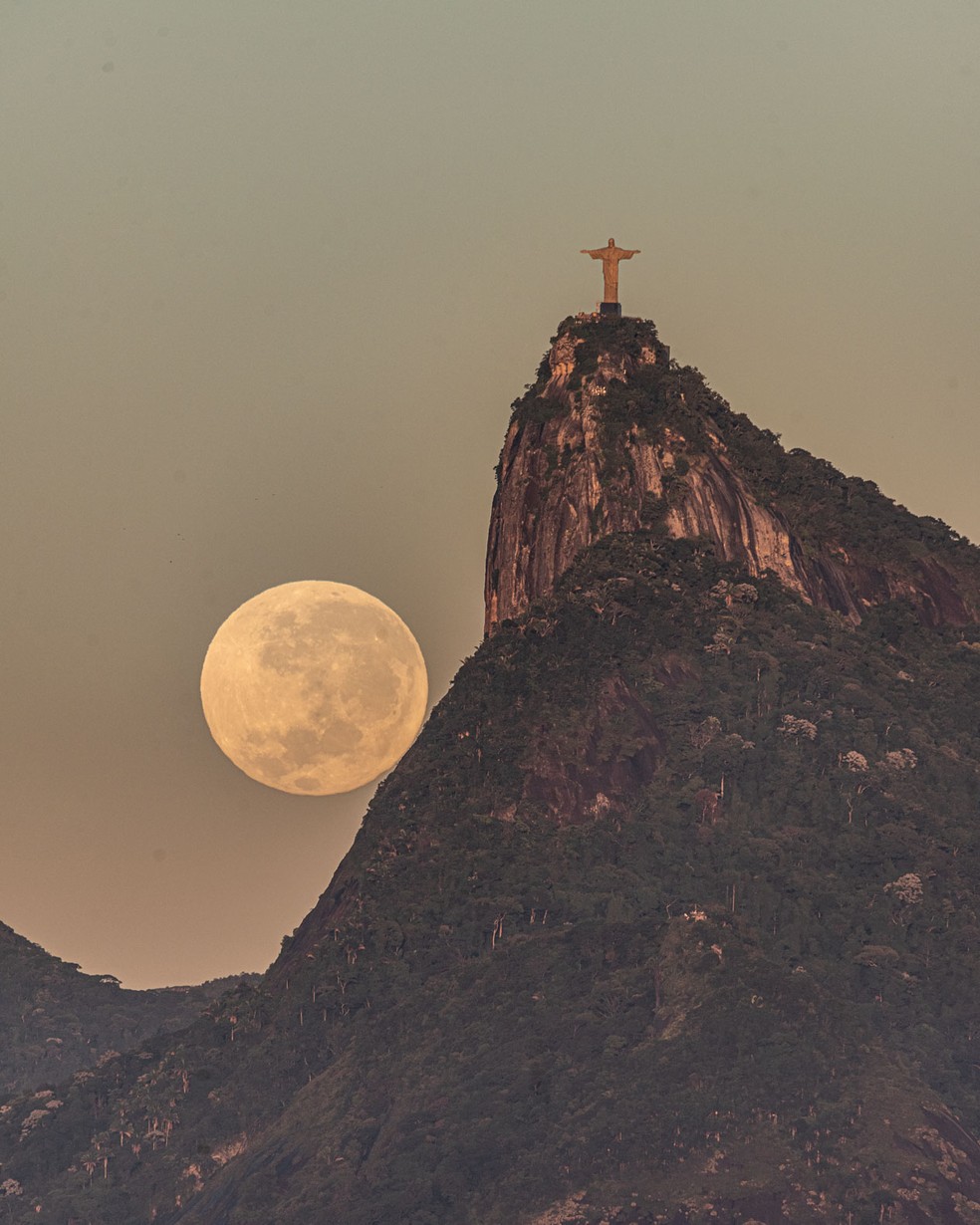 Fotógrafo estudou posição da Lua para fazer "foto perfeita" — Foto: Leonardo Sens