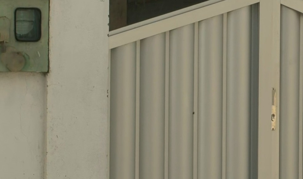 Marca da bala no portão da casa da idosa — Foto: Reprodução/TV Subaé