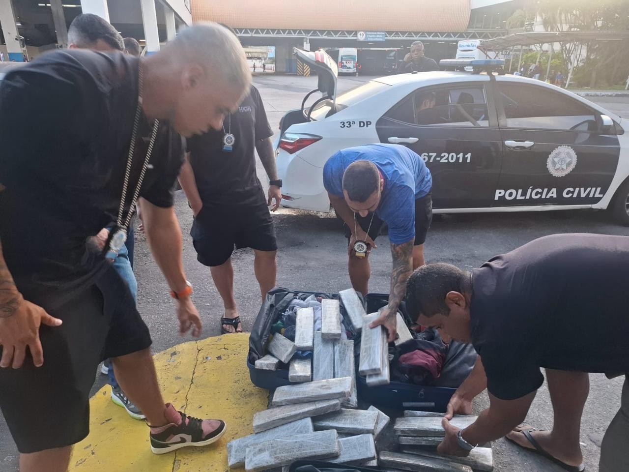 Polícia Civil prende 5 paraguaios que traziam em ônibus drogas de SP para o Rio 