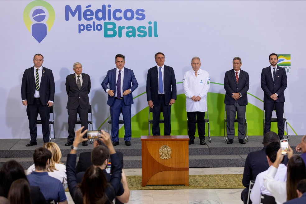 O então ministro da Saúde, Marcelo Queiroga, durante cerimônia de contratação dos primeiro médicos do programa Médicos pelo Brasil, com a presença do então presidente Jair Bolsonaro. — Foto: Myke Sena/MS