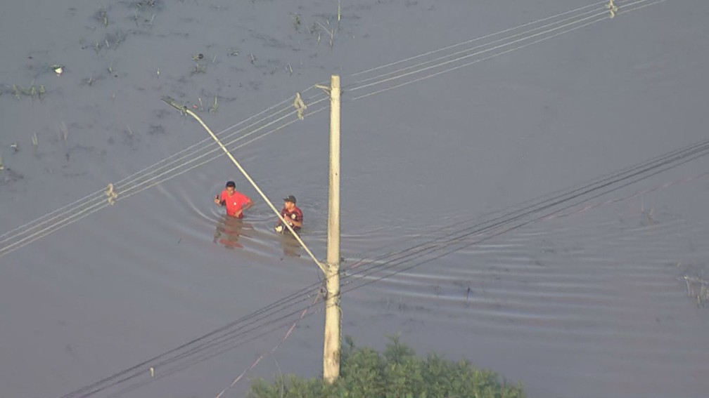 Enchente em Duque de Caxias — Foto: Reprodução/TV Globo