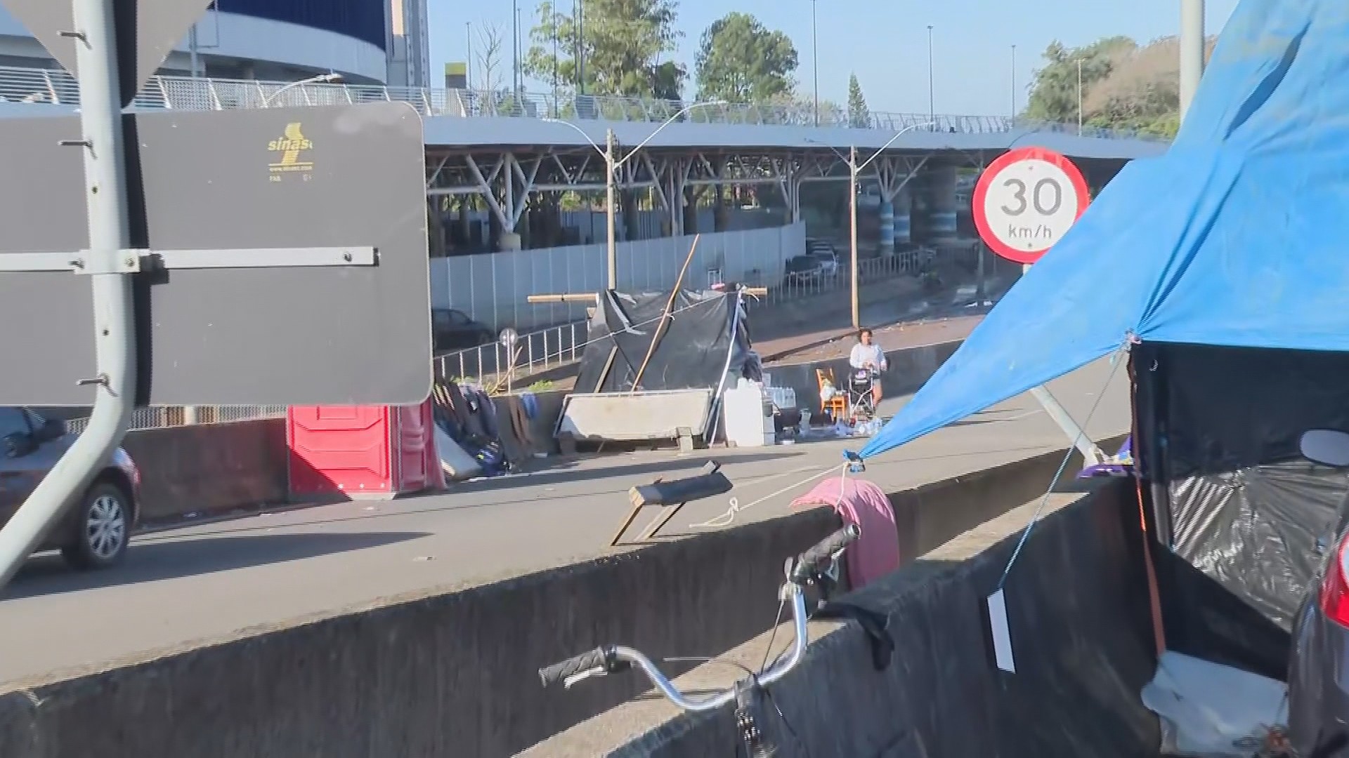 Famílias ficam acampadas em rodovia no RS mesmo após enchente baixar e relatam casas danificadas: 'Tudo destruído'