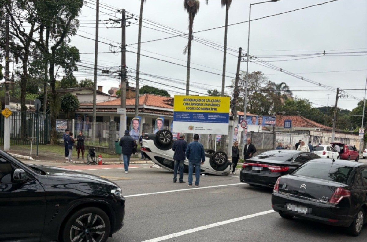 Carro capota em acidente na Av. Nove de Julho, na região central de São José dos Campos