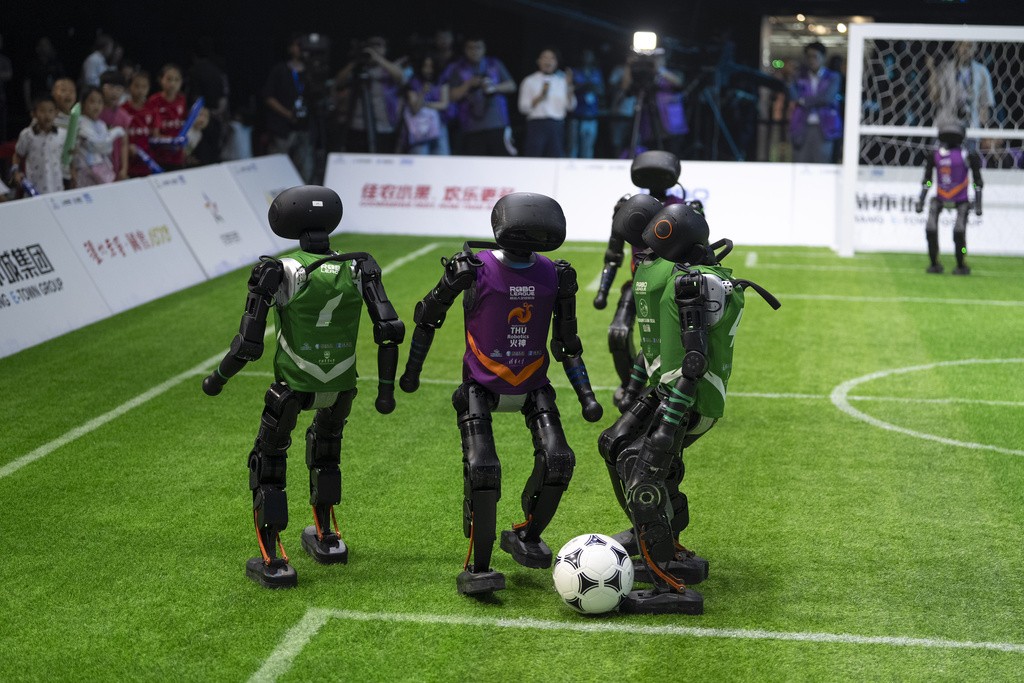 China faz primeiro campeonato de futebol entre robôs humanoides
