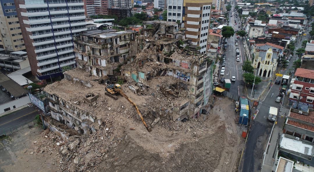 Trânsito na Praia de Iracema é alterado para novas obras de demolição do Edifício São Pedro, em Fortaleza