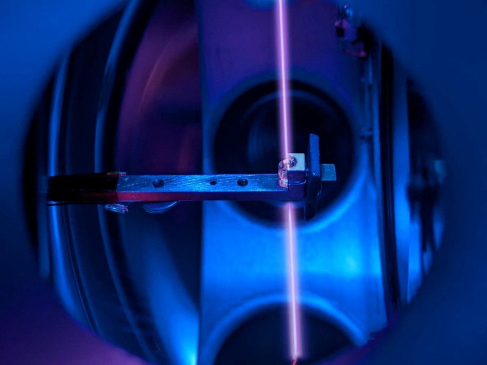 Cristal de fluoreto de cálcio em um suporte com um feixe de laser sondando os núcleos de tório em laboratório da TU Wien, em Viena, Áustria 7 de outubro de 2026. — Foto: T. Schumm, TU Wien/Imagem cedida via REUTERS