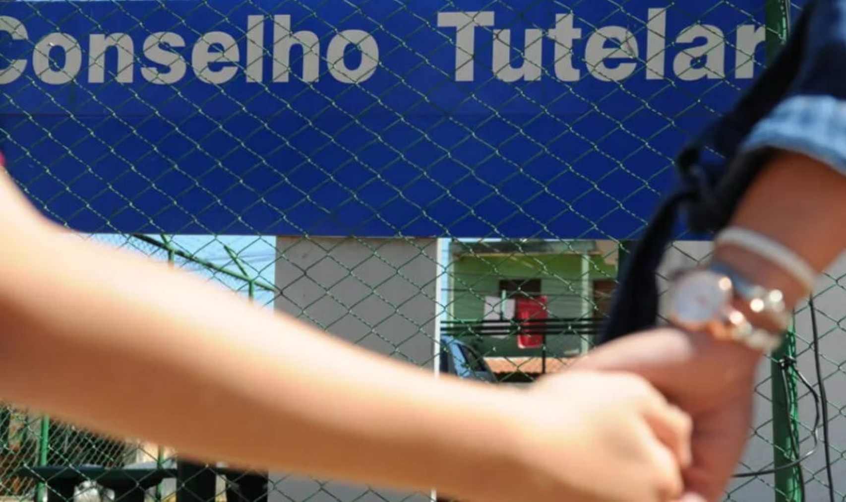 Proibição de abrir geladeira e 'prisão' em quarto escuro: casal é suspeito de maus-tratos contra filho adotivo, no Paraná
