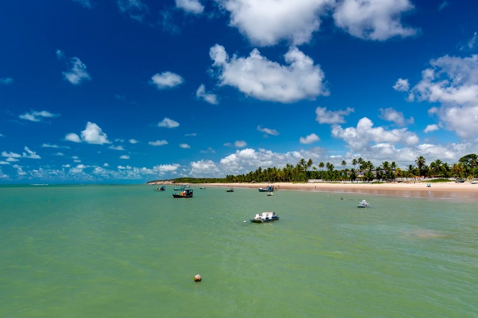 Praia do Seixas é especial pelas águas claras, ideais para mergulhos e passeios de lancha ou catamarã. — Foto: Reprodução Magazine Alliance