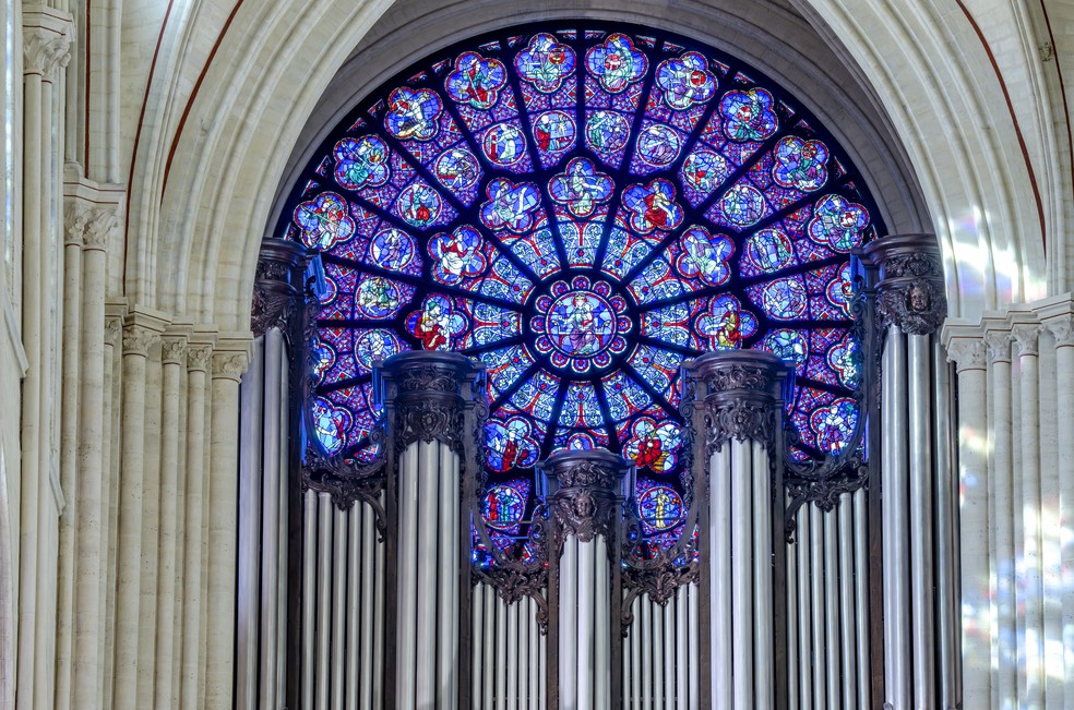 Vista da janela Rosa Sul e do órgão da catedral de Notre-Dame de Paris. — Foto: Julio Piatti