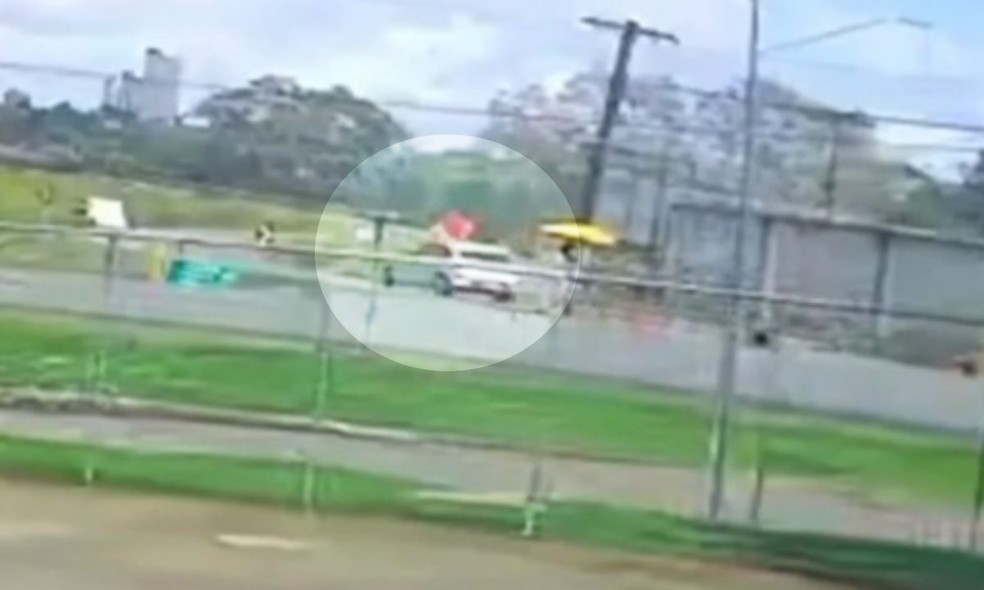 Homem é atropelado após carro furar sinalização de obra na Bahia — Foto: Reprodução/TV Santa Cruz