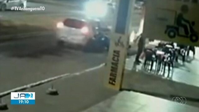 Vendedora de pasteis sofre queimaduras após carro bater em trailer estacionado na avenida