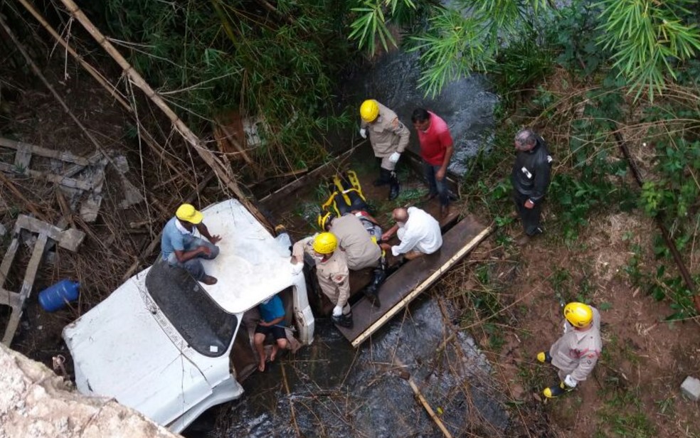  Criança salva avô após caminhonete cair em rio na BR-364 em Mineiros, Goiás — Foto: TV Anhanguera/Reprodução