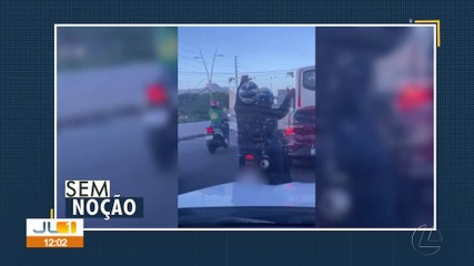 'Sem Noção': homem é flagrado levando uma placa de vidro em uma moto em Belém