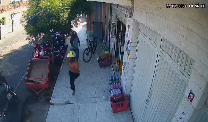 Dupla persegue e atira em homem em rua no interior do Ceará; vídeo