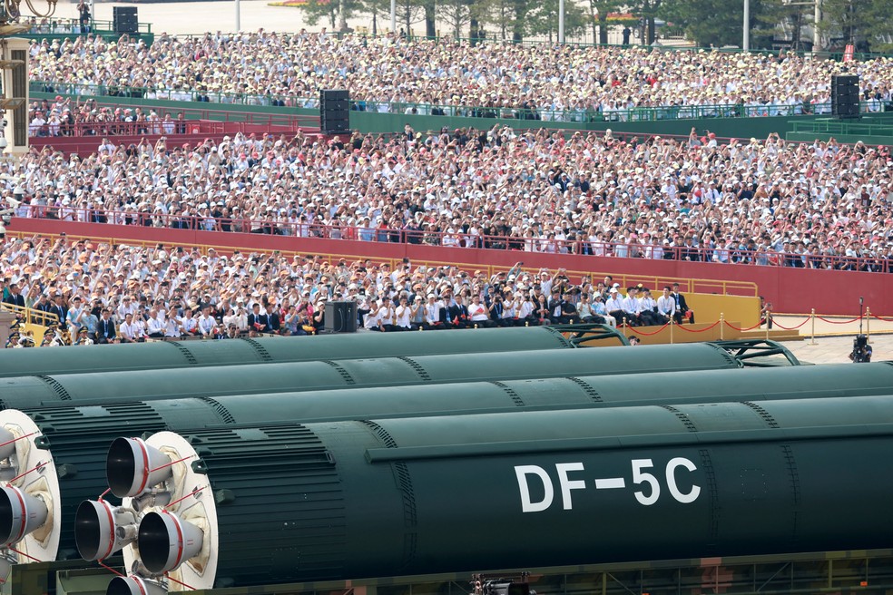 Mísseis balísticos intercontinentais DF-5C com capacidade de carregar ogivas nucleares são exibidos diante de espectadores em desfile militar em Pequim, na China, em 3 de setembro de 2025. — Foto: China Daily via Reuters