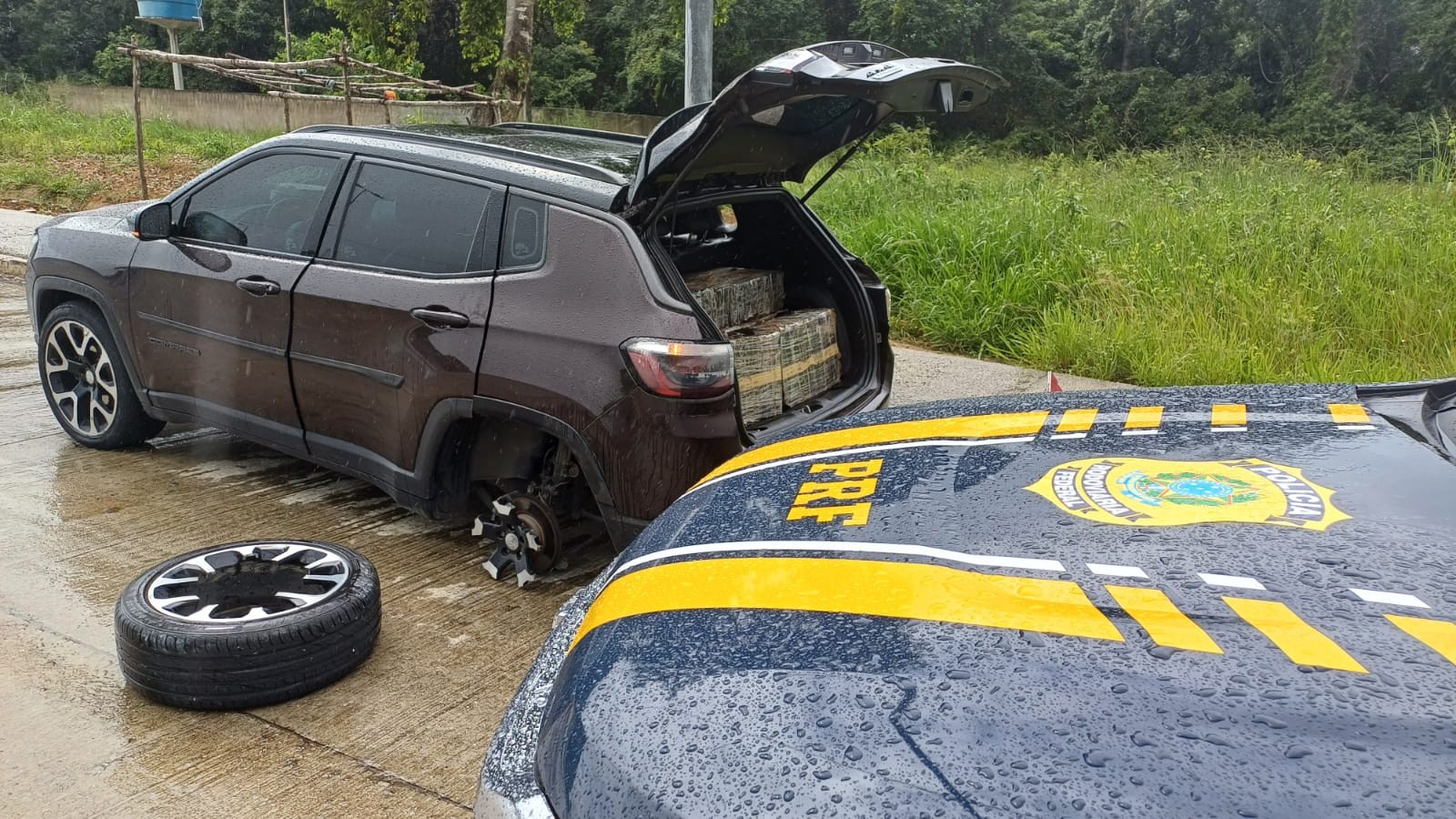 Quase 200 kg de maconha são apreendidos em carro abandonado, na BR-101, em Mamanguape