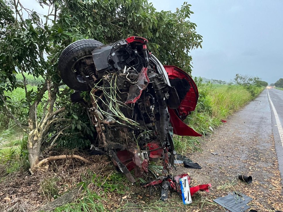 Carro ficou irreconhecível após batida contra outro veículo na RJ-158, entre Campos e São Fidélis — Foto: NF Notícias