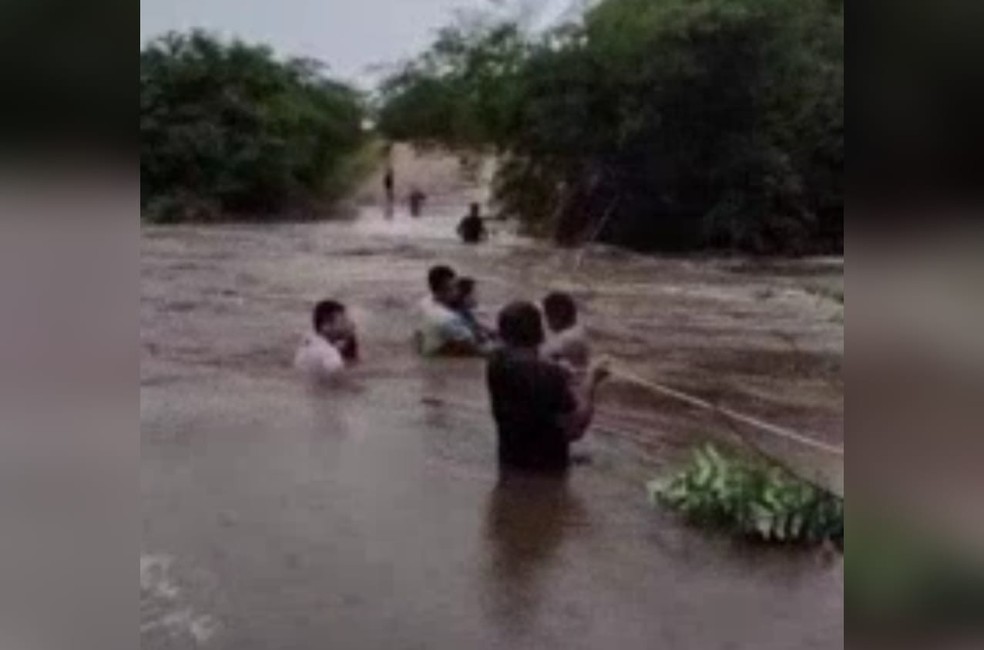 Estudantes se arriscam atravessando rio para ir à escola, no interior do Ceará. — Foto: Reprodução