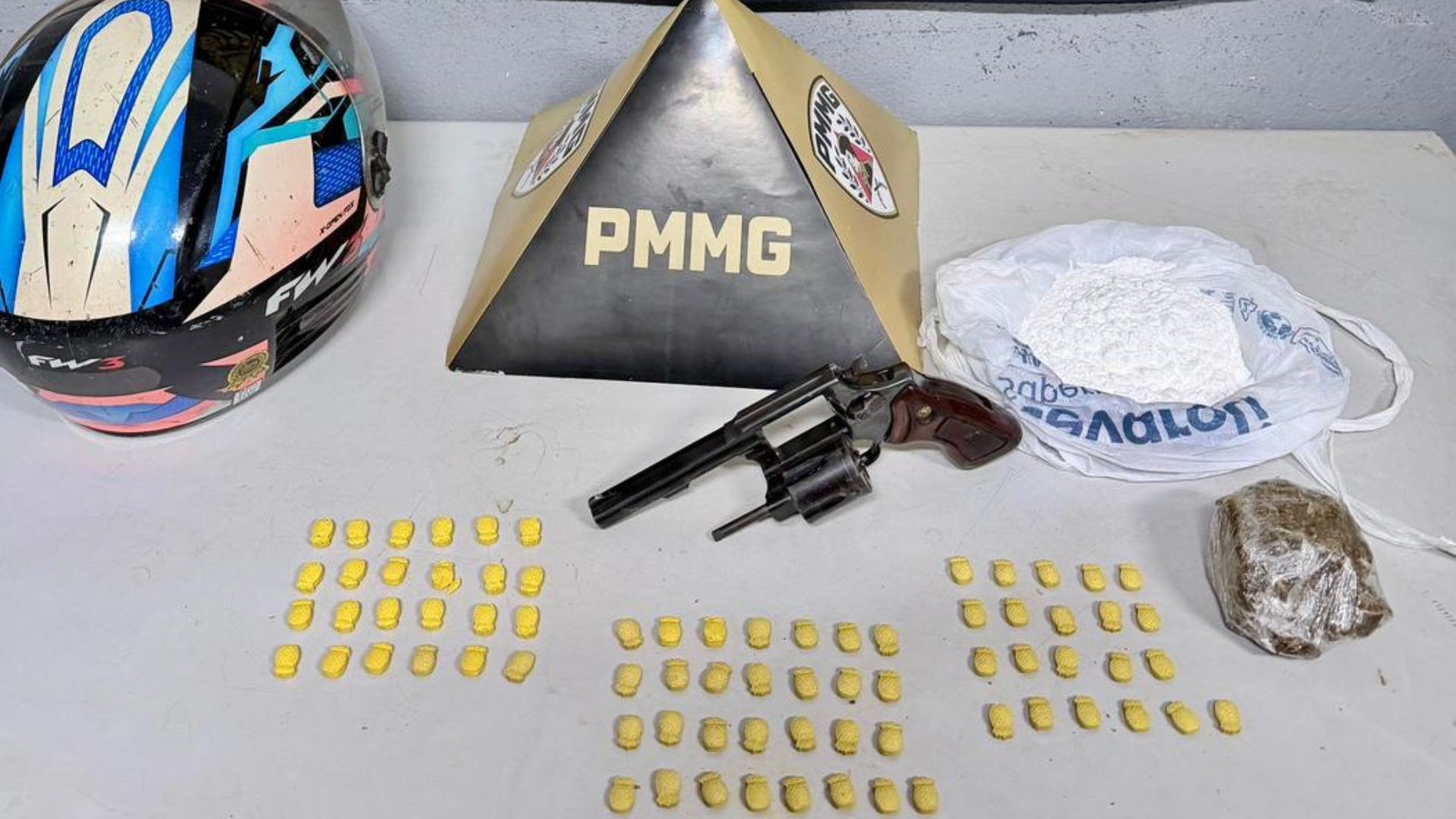 Jovem atira para o alto em cortejo fúnebre e é preso em MG após ser identificado em vídeo nas redes