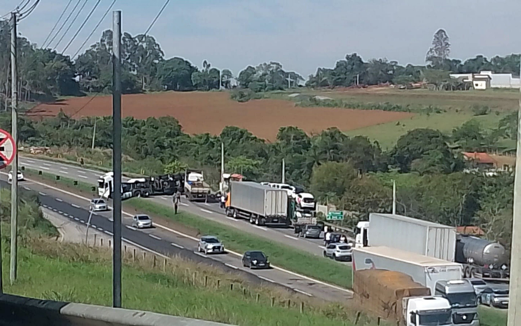 Colisão entre duas carretas causa tombamento e interdita a Fernão Dias, no Sul de MG