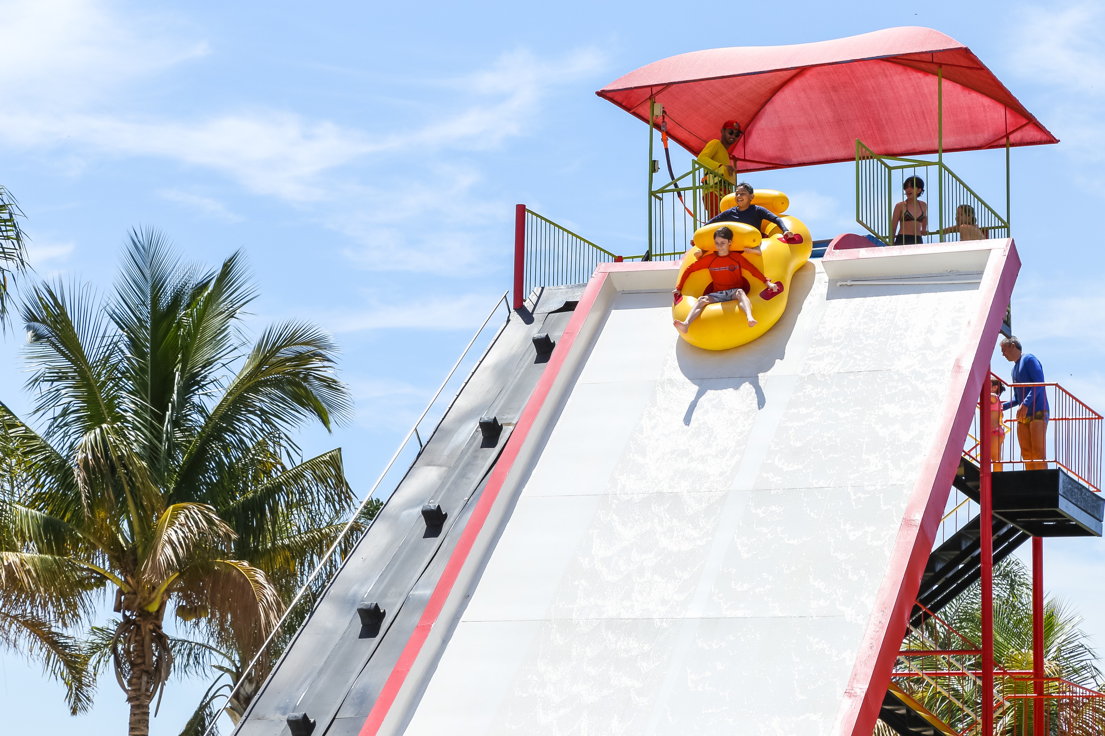 Castelo Park Aquático oferece diversão e adrenalina para família em Cesário Lange