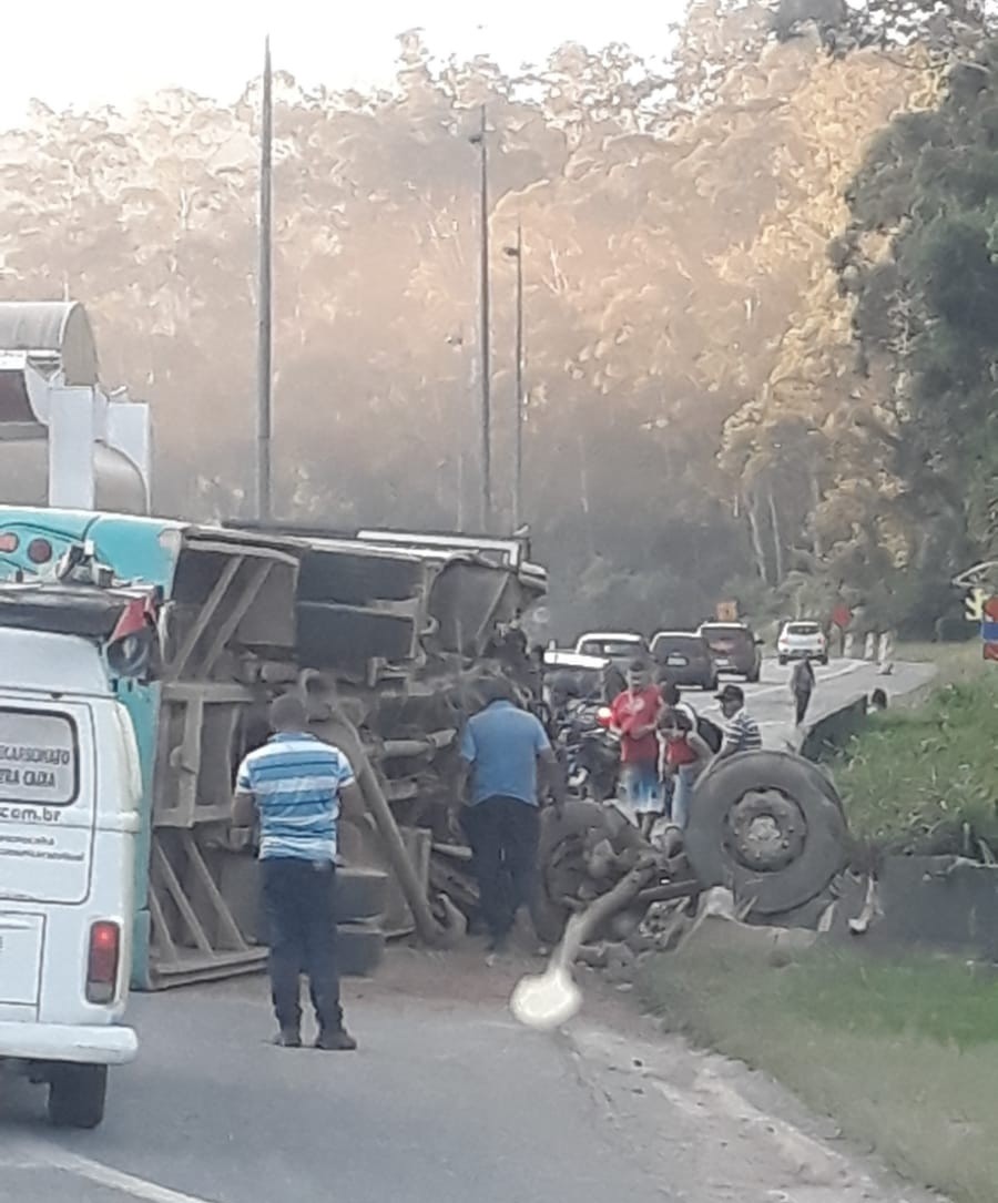 Ônibus tomba e passageiros ficam feridos na rodovia Raposo Tavares em Alumínio