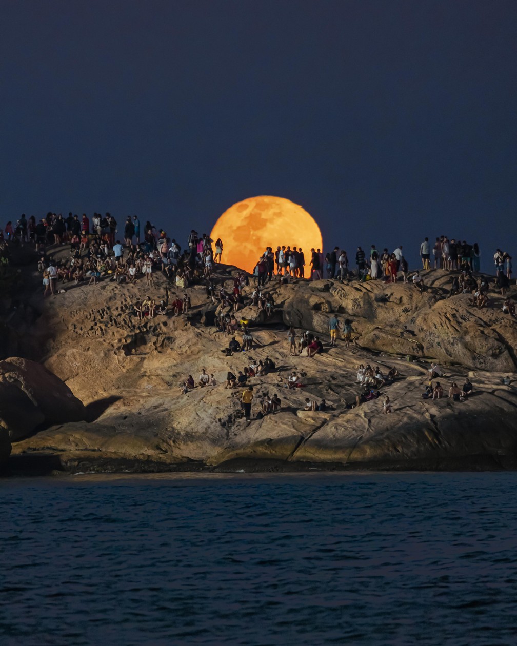 Lua cheia nasce atrás da pedra do Arpoador neste domingo — Foto: Dul7art
