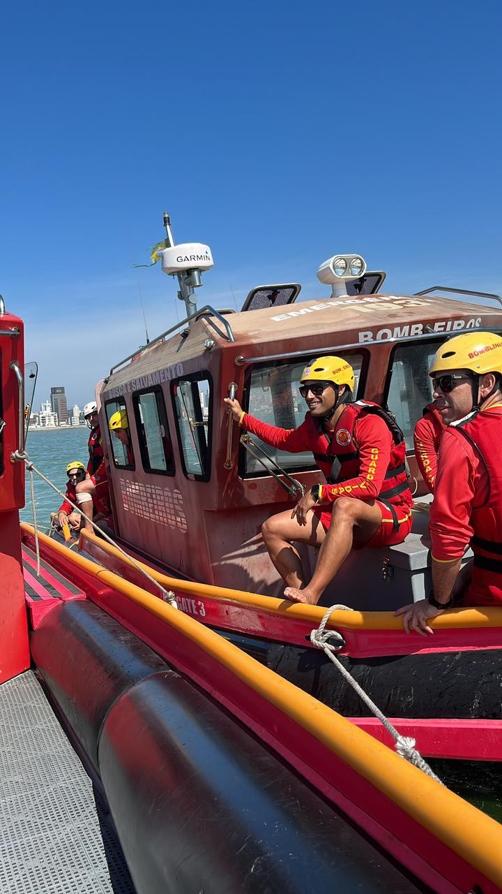 Dez pessoas são resgatadas de embarcação à deriva na praia de Lucena, na PB