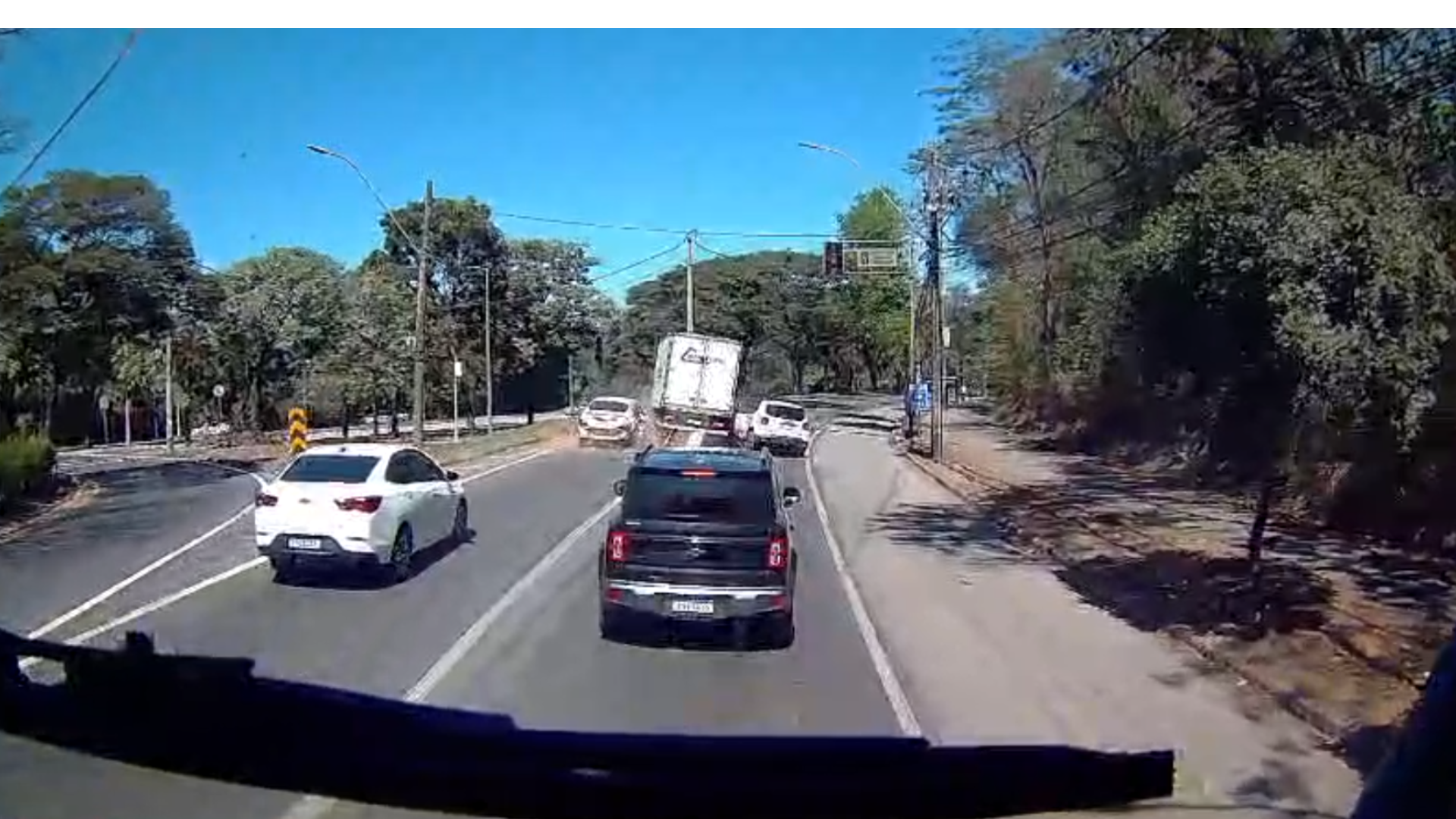 VÍDEO: Caminhão atinge dois carros parados em semáforo na BR-381, em Ipatinga