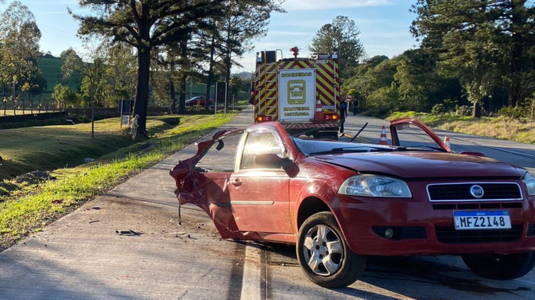 Carro parte ao meio e motorista morre após acidente na PR-280, no Paraná