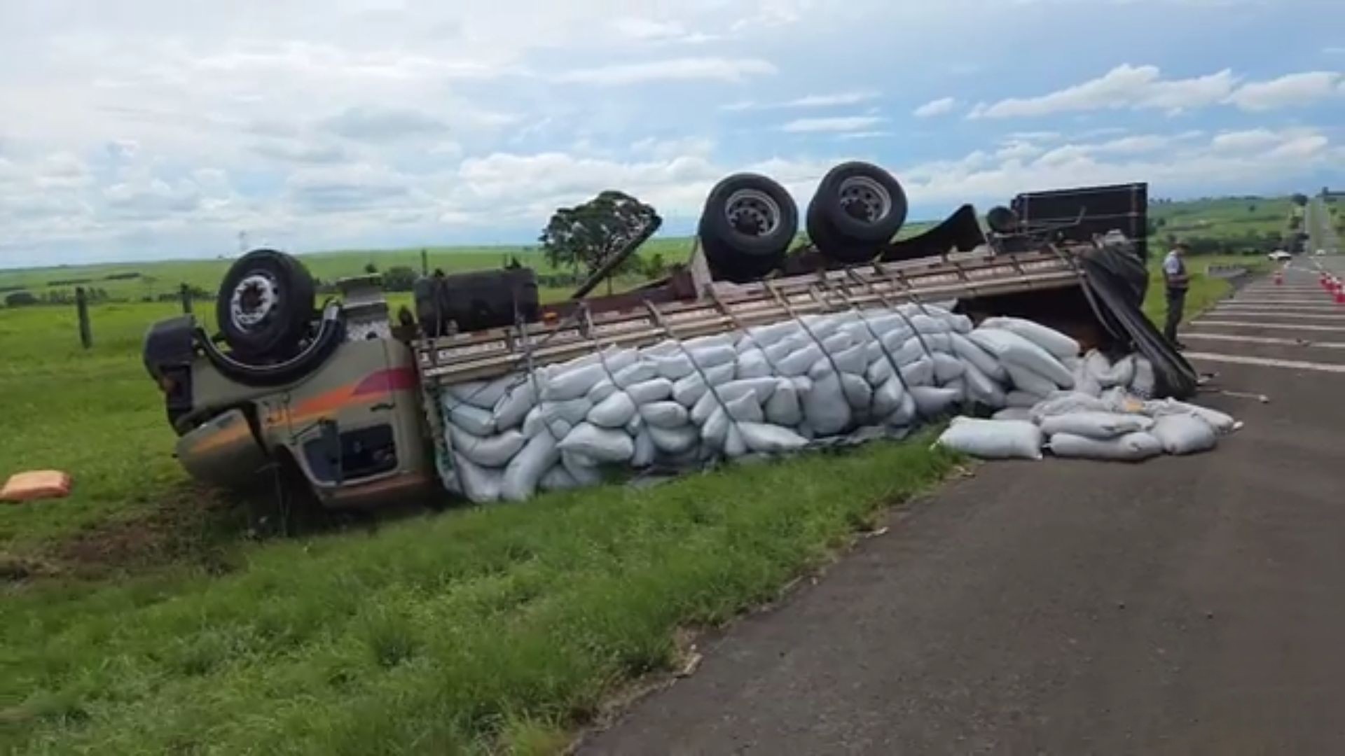 Acidente entre caminhões deixa dois feridos na Rodovia Marechal Rondon em Lins