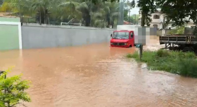 Temporal causa alagamentos e quedas de árvores em Barra Mansa