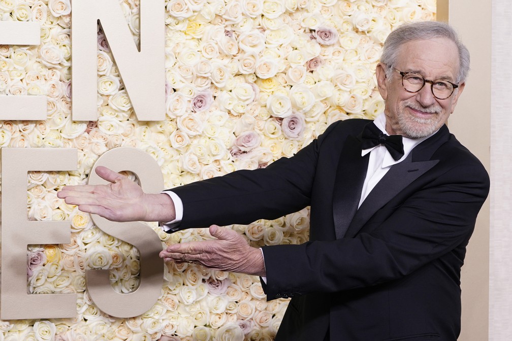 Steven Spielberg chega ao Globo de Ouro 2024 — Foto: Jordan Strauss/Invision/AP