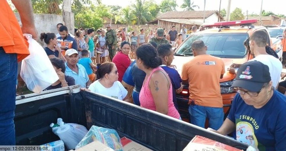 Famílias recebem apoio em Cáceres após alagamentos — Foto: Defesa Civil