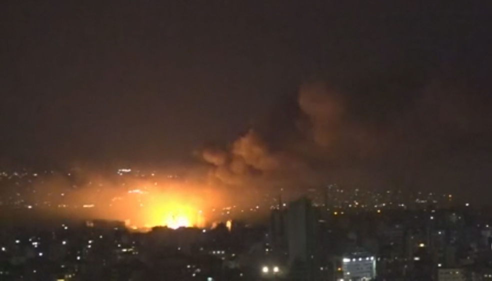 Forças Armadas israelenses conduzem ataques aéreos no sul do Líbano e na capital, Beirute — Foto: Reprodução/TV Globo
