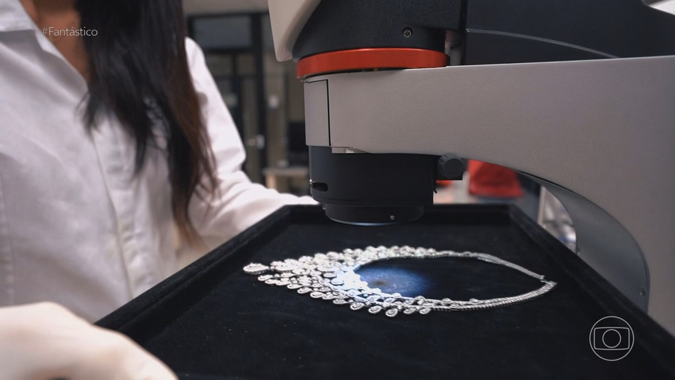 Perícia nas joias femininas dadas ao governo Bolsonaro pela Arábia Saudita — Foto: Reprodução/Fantástico