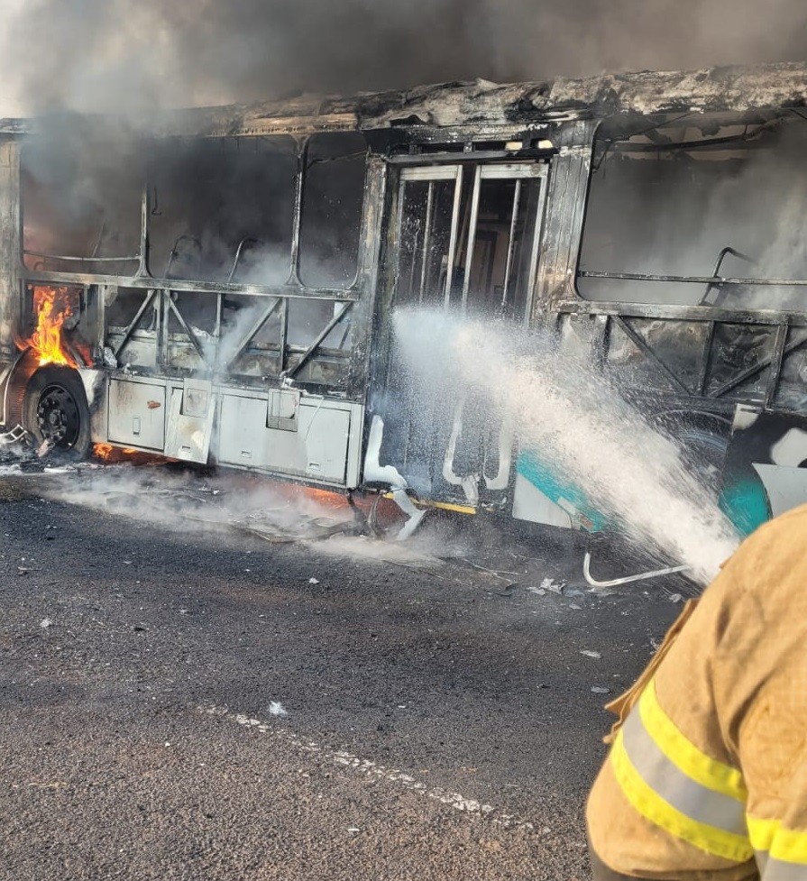 Ônibus pegam fogo e ficam destruídos no Terminal Santa Luzia em Uberlândia