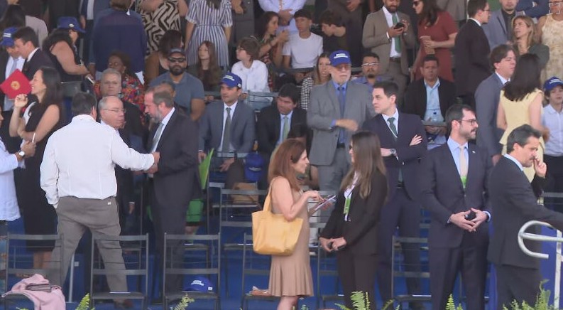 Ministro do União usa boné escrito 'Brasil Soberano' em meio a desembarque do partido do governo