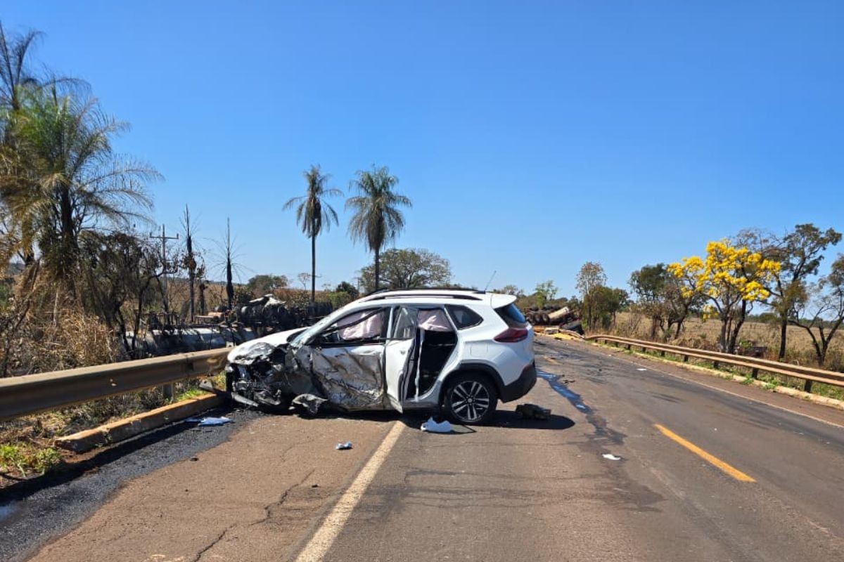 Família é socorrida após acidente entre carretas e carros terminar com explosão na BR-267