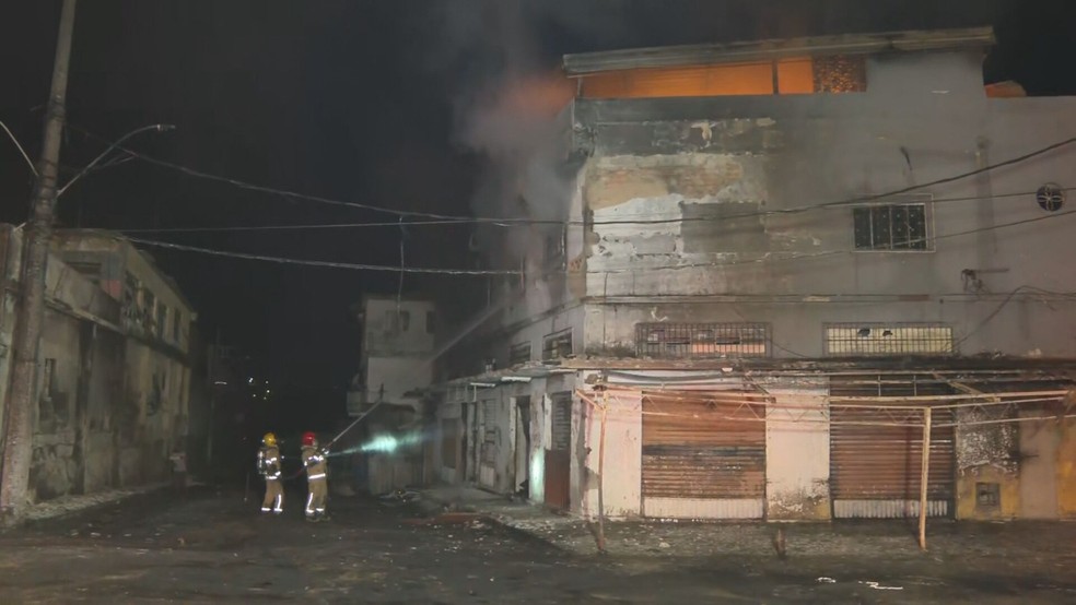 Casas próximas ao local também foram incendiadas. — Foto: Marcelo Abreu/Tv Globo