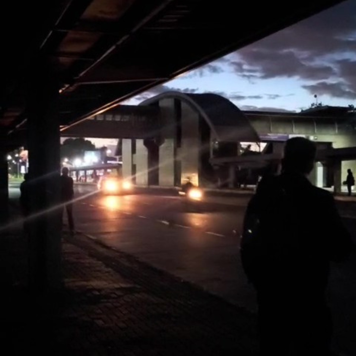 Furto de fiação e portas deixa estação de ônibus sem luz em Campinas